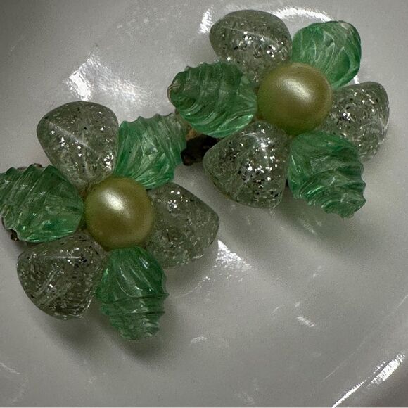 Vintage W. Germany Green and white lucite  Floral Clip-On Earrings - Picture 1 of 9